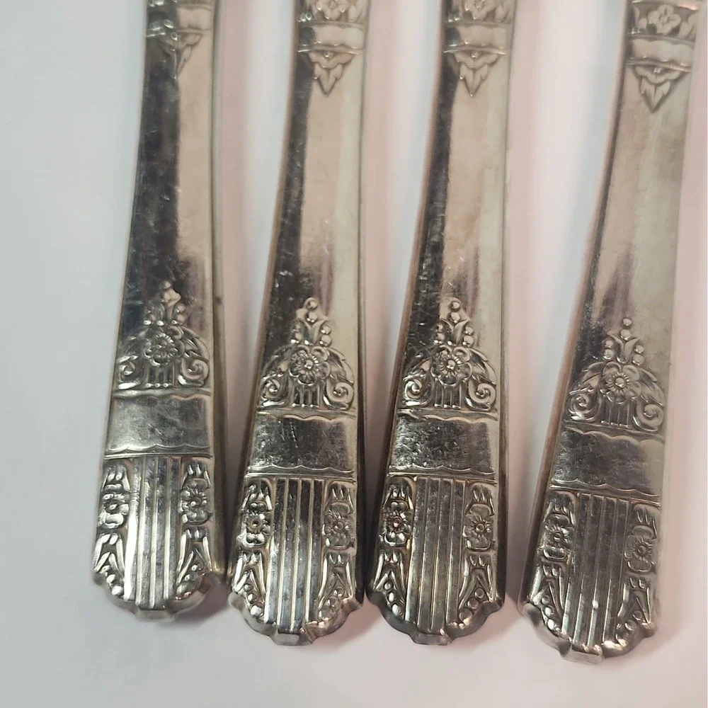 Wm A Rogers Oneida Harmony 1938 Silverplate Dinner Knives x 4 VTG